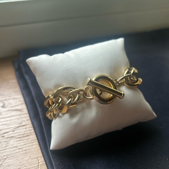 Givenchy: Gorgeous & Chunky Gold Link Bracelet